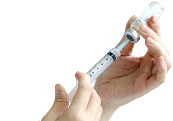 manos cargan vacuna en una inyectadora